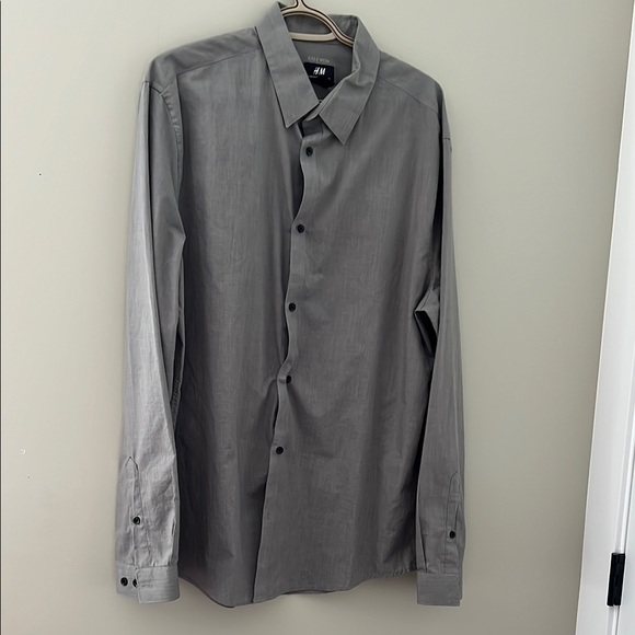 H&M Gray Dress Shirt with Long Sleeves and Collared Neckline - Picture 1 of 3